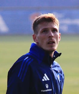 エミル・サヒティ（サッカー選手）の写真