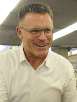 Photo of Howie Long