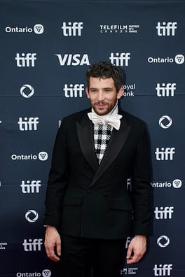 ジョシュ・オコナー（俳優・映画俳優）の写真