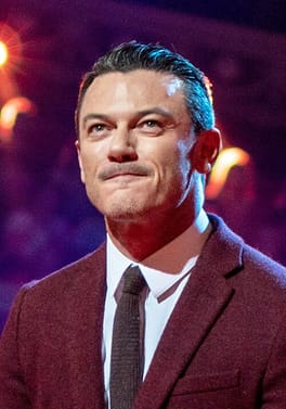 ルーク・エヴァンズ（映画俳優・舞台俳優）の写真