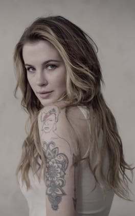 アイルランド・ボールドウィン（モデル・俳優）の写真