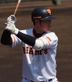 岡本和真（野球選手）の写真
