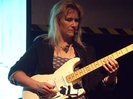 ジェニファー・バトゥン（音楽家・ギタリスト）の写真