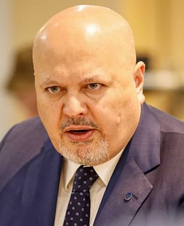 カリム・カーン（法廷弁護士・裁判官）の写真
