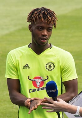 ナサニエル・チャロバー（サッカー選手）の写真