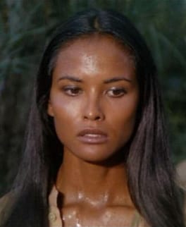 ラウラ・ジェムサー（モデル・衣裳デザイナー）の写真