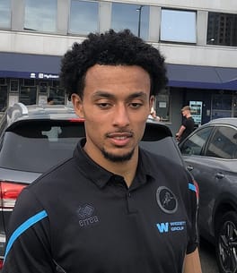 フェミ・アジーズ（サッカー選手）の写真