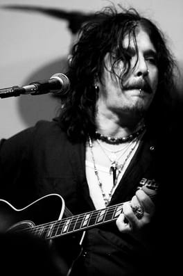 ジョン・コラビ(歌手・ギタリスト)の写真