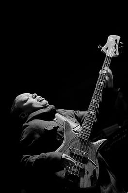 ミシェル・ンデゲオチェロ（ジャズ・ギタリスト・歌手）の写真