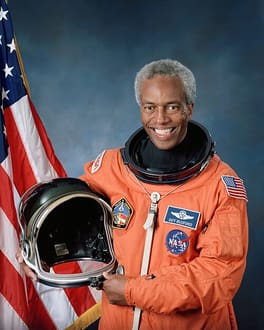 グイオン・S・ブルフォード（士官・宇宙飛行士）の写真