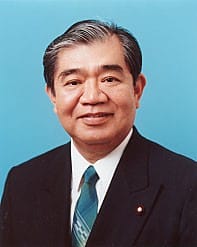 嘉数知賢（政治家）の写真