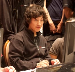 梅原大吾（プロゲーマー）の写真