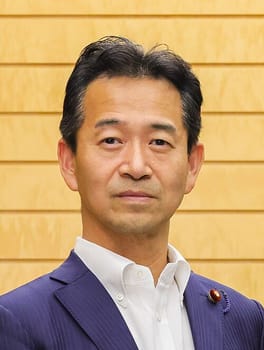 岡本三成（政治家・レジ係）の写真