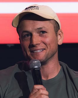 タロン・エジャトン（俳優・歌手）の写真