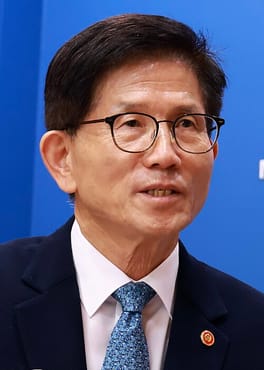 Photo of Kim Moon-soo