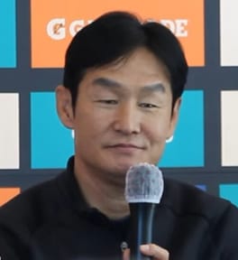 崔龍洙（サッカー選手・サッカー指導者）の写真
